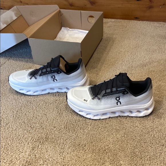 On Running Cloudtilt Mens Size 11 White and Black Sneakers - Picture 5 of 9